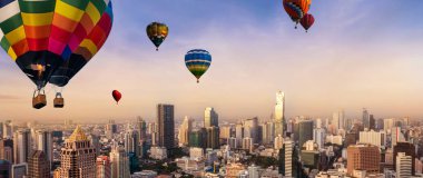 Sıcak hava balonu festivali ile Urban cityscape.