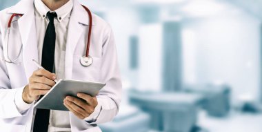 Hastanede tablet bilgisayar kullanan bir doktor..