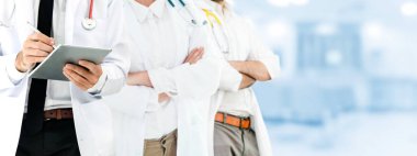 Doktor diğer doktorlar ile hastanede çalışıyor.