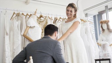 Gelin ve damat gelinlik töreni hazırlamak.