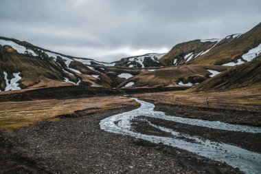 İzlanda 'nın dağlık bölgelerinde Landmanalaugar Yolu.