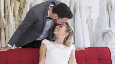 Gelin ve damat gelinlik töreni hazırlamak.