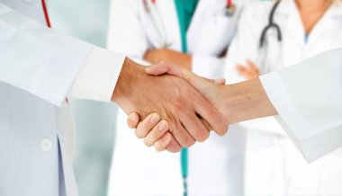 Doktor diğer doktorlar ile hastanede çalışıyor.