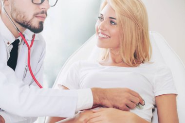 Hastane Ofisinde Erkek Doktor ve Kadın Hasta