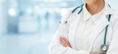 Hastane ofisinde çalışan kadın doktor..