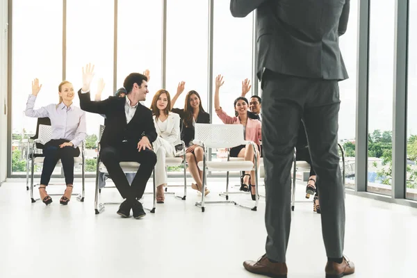 Mulheres de negócios e homens de negócios em reunião de grupo. — Fotografia de Stock