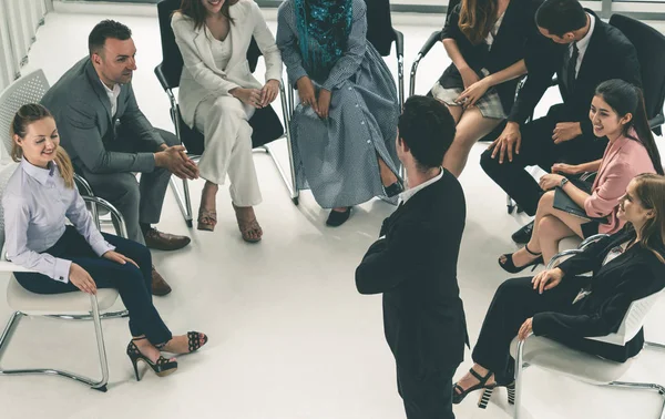 Mulheres de negócios e homens de negócios em reunião de grupo. — Fotografia de Stock