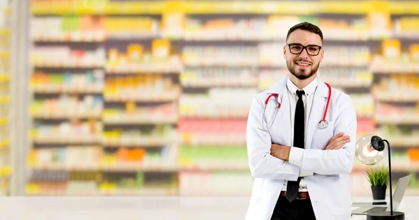 Farmaceuta stojący w aptekarni. — Zdjęcie stockowe