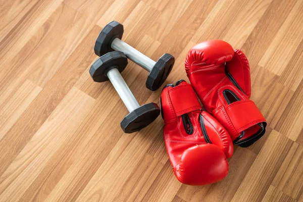 Guantes de boxeo rojos sobre fondo de madera . —  Fotos de Stock