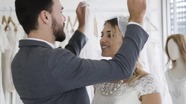 Noiva e noivo no vestido de noiva preparar cerimônia . — Fotografia de Stock