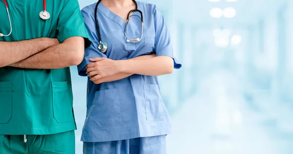 Doctor and surgeon with arms crossed in hospital. — Stock Photo, Image