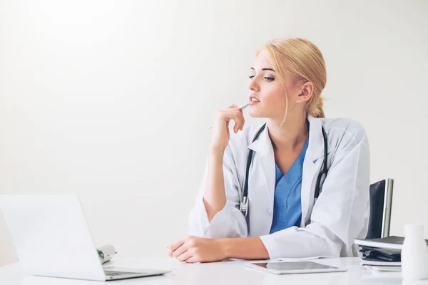 Médico en el hospital trabajando en informe médico . —  Fotos de Stock