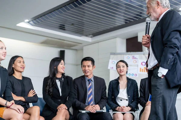 El líder principal habla a la audiencia de la gente. — Foto de Stock