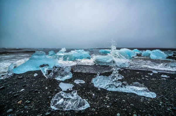 아이슬란드의 다이아몬드 해변에 있는 빙산. — 스톡 사진