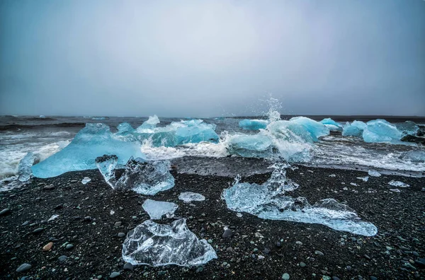 Icebergs em Diamond Beach, na Islândia. — Fotografia de Stock