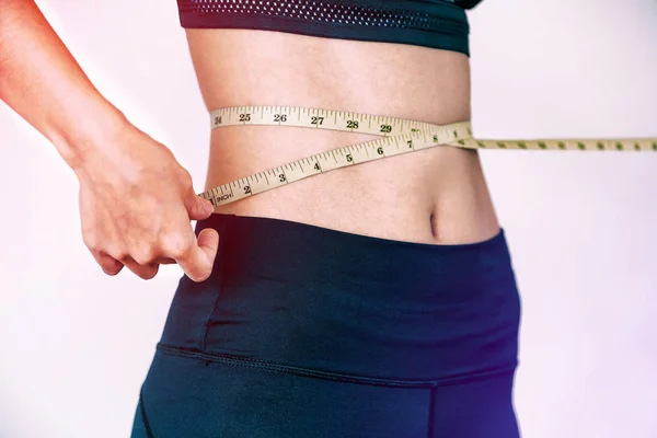 Närbild shot kvinna med smal kropp mätning torso — Stockfoto