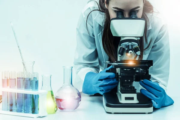 Mulher cientista trabalhando em laboratório de química . — Fotografia de Stock