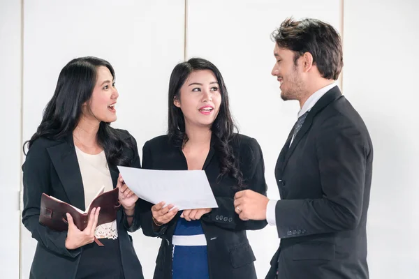 Geschäftsleute in Gruppengesprächen arbeiten im Büro. — Stockfoto