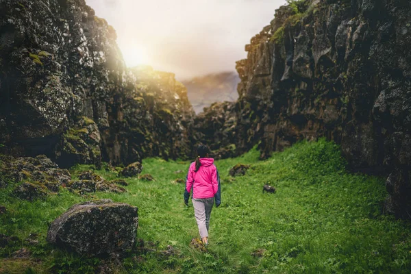 Mulher viajante caminhadas através da paisagem Islândia . — Fotografia de Stock