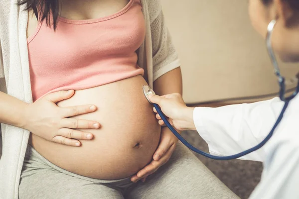 Donna incinta e ginecologo medico presso l'ospedale — Foto Stock