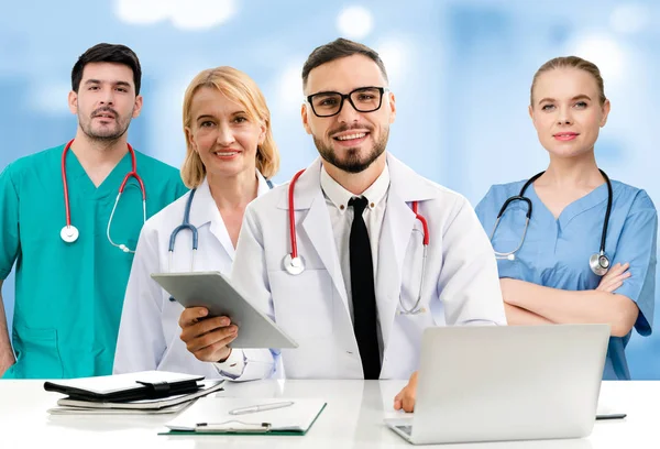 Médico Profissional Que Trabalha Consultório Hospitalar Clínica Com Outros Médicos — Fotografia de Stock