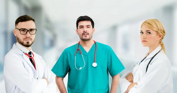 Dokter werkzaam in het ziekenhuis met andere artsen. — Stockfoto