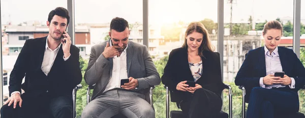Geschäftsfrauen und Geschäftsleute, die Mobiltelefone benutzen. — Stockfoto