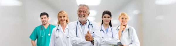 Dokter werkzaam in het ziekenhuis met andere artsen. — Stockfoto