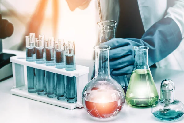 Mujer científica trabajando en laboratorio de química . — Foto de Stock