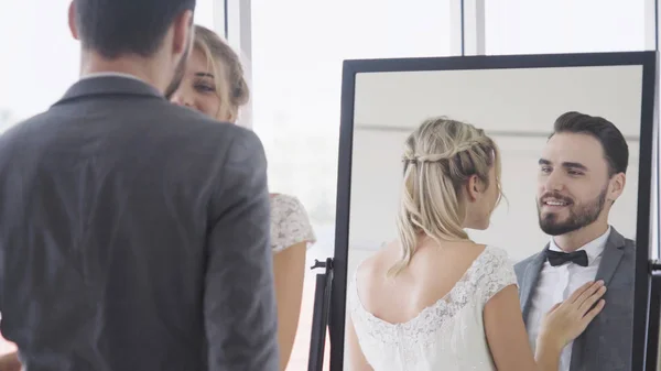 Novia y novio en la ceremonia de preparación de vestido de novia . — Foto de Stock