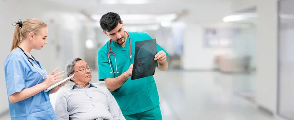 Cirurgião que trabalha com enfermeiro e paciente no hospital — Fotografia de Stock