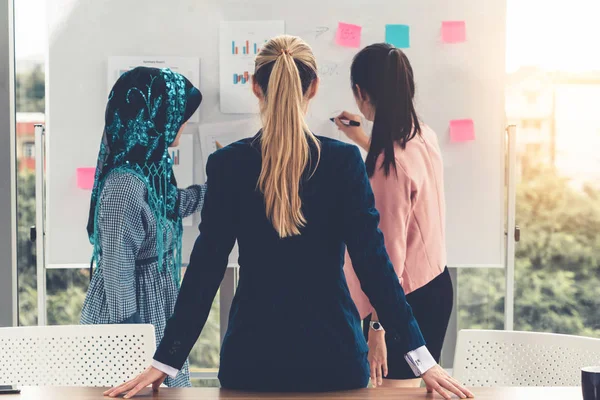 Multiculturele werkgroep in teamwerkvergadering. — Stockfoto