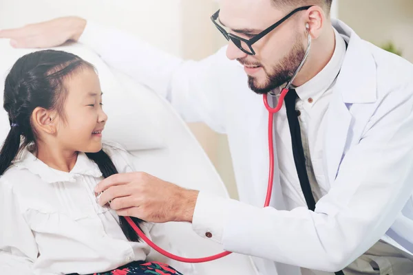 Doctor examining little happy kid in hospital. — Stock Photo, Image