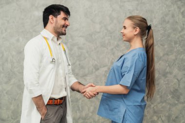 Hastanede çalışan doktor ve hemşire.