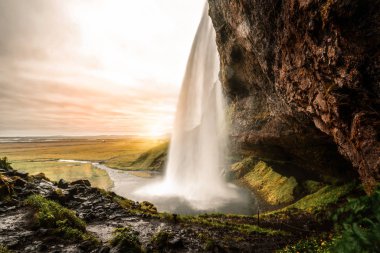 İzlanda 'da Sihirli Seljalandsfoss Şelalesi.