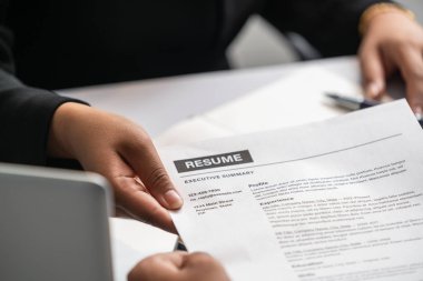 Aday eller mülakata devam etsin..