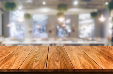 Modern restoranın bulanık arka planda ahşap masa