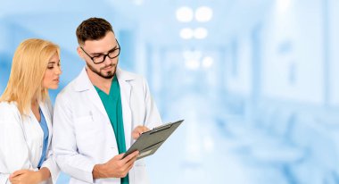 Doktorlar iş arkadaşlarıyla hastanede çalışıyorlar..