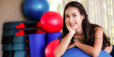 Fitness topu ile genç kadın pilates egzersizi.