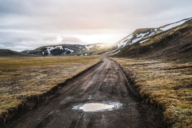 İzlanda 'nın dağlık bölgelerinde Landmanalaugar Yolu.