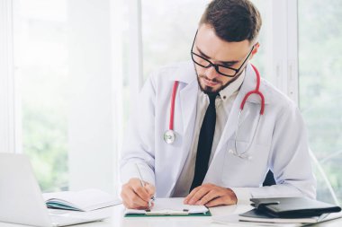 Doktor dizüstü bilgisayar hastanesinde çalışıyor.