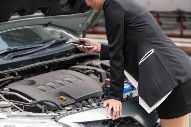 Araba arızası olan kadın tamirat servisini arıyor..