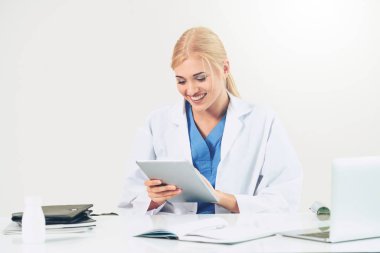 Hastanede tıbbi rapor üzerinde çalışan doktor.