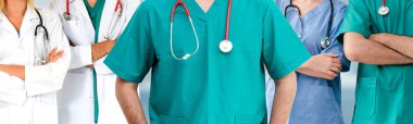Doktor diğer doktorlar ile hastanede çalışıyor.