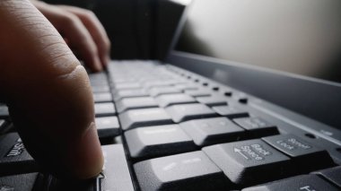 Klavyede yakın çekim yumuşak odaklı parmak yazma.