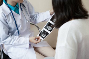 Hastanede hamile kadın ve jinekolog.