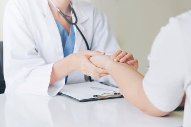 Kadın Doktor ve Kadın Hasta Hastane Ofisinde