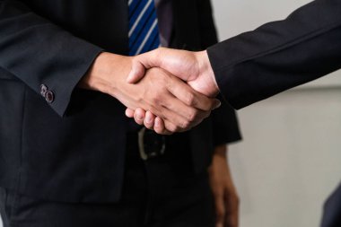 İş adamlarının el sıkışma anlaşması.