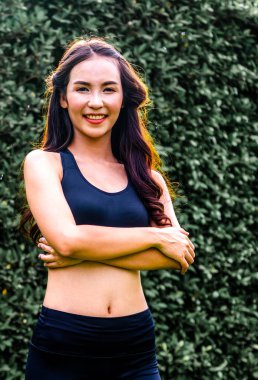 Genç spor kadını parkta sabah egzersizi yapıyor.