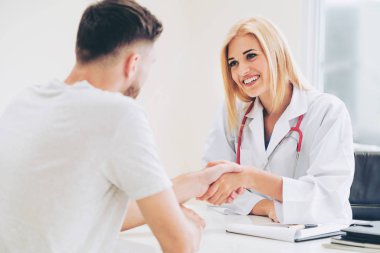 Doktor hastanede hasta ile el sıkışmak.